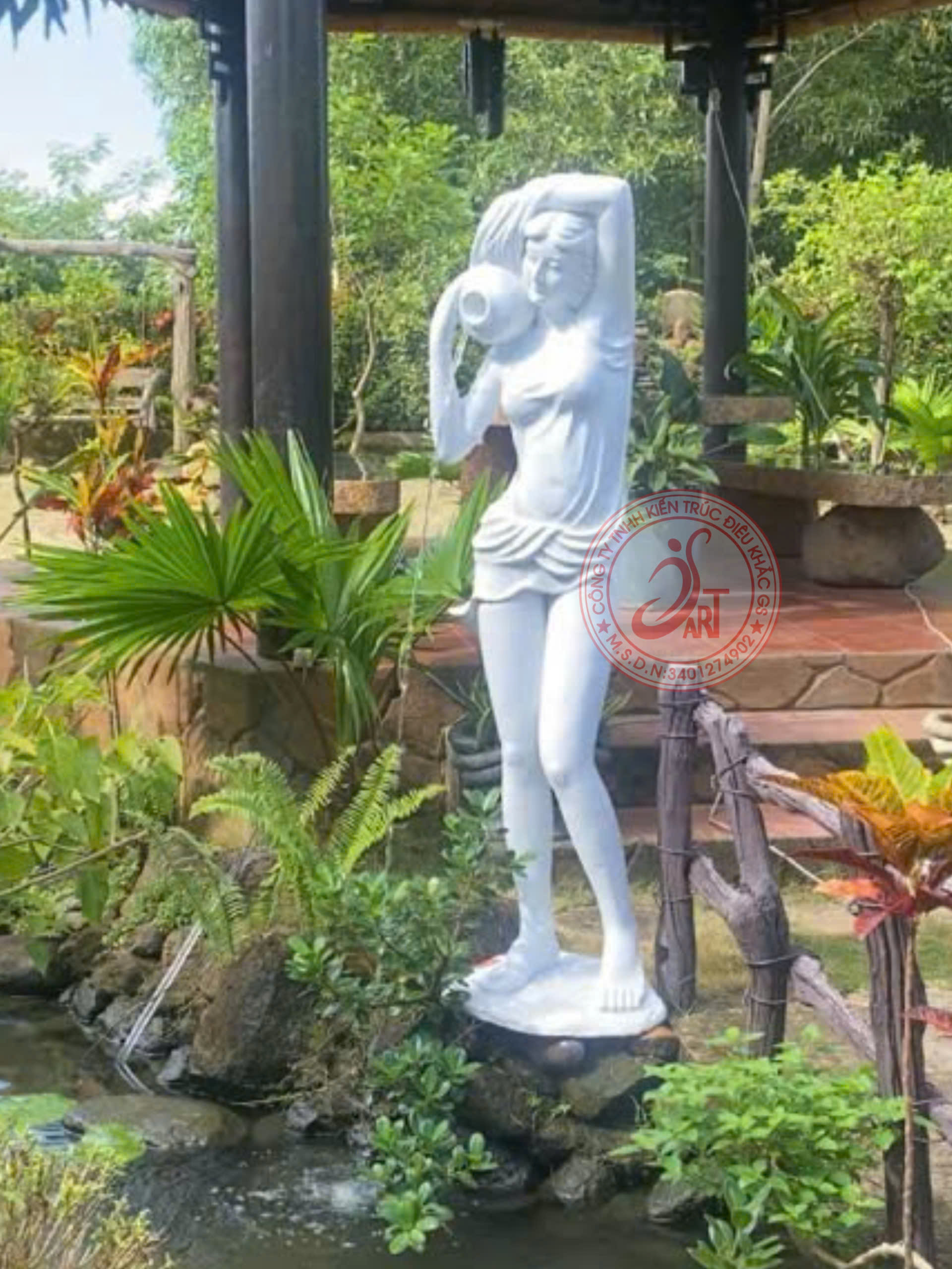 tượng cô gái đổ nước tượng cô gái đổ nước